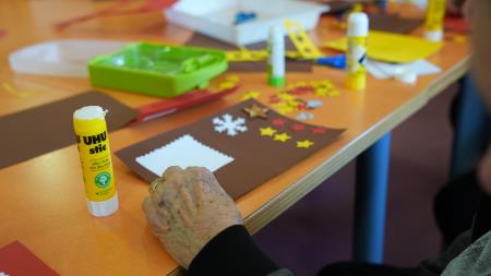 mladi-za-starejse-izdelovanje-voscilnic (4)